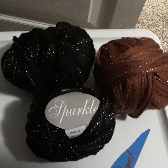 Yarn 2 black and 1 brown - Picture 1 of 2
